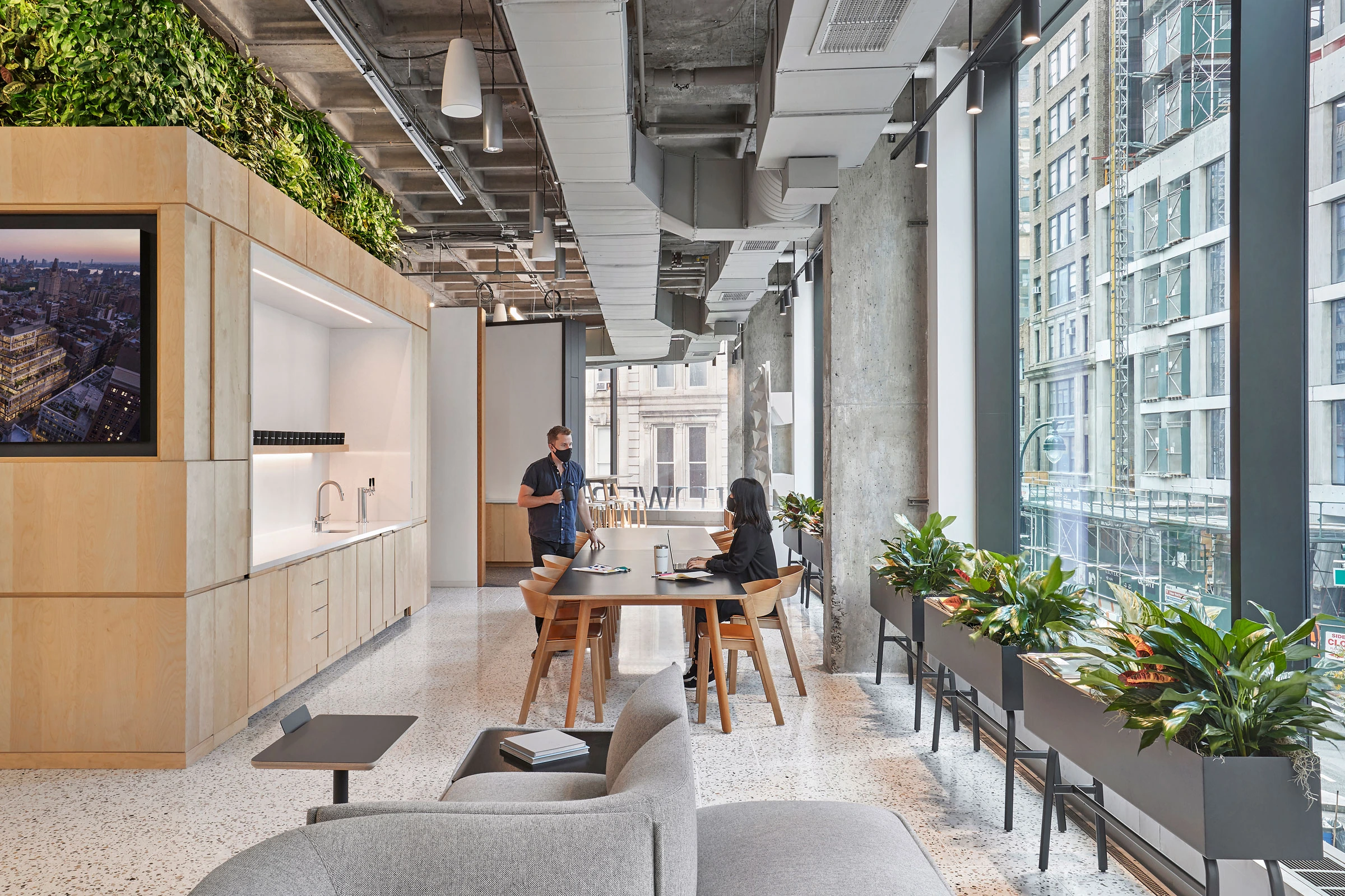 明るいオフィスでミーティングするチーム